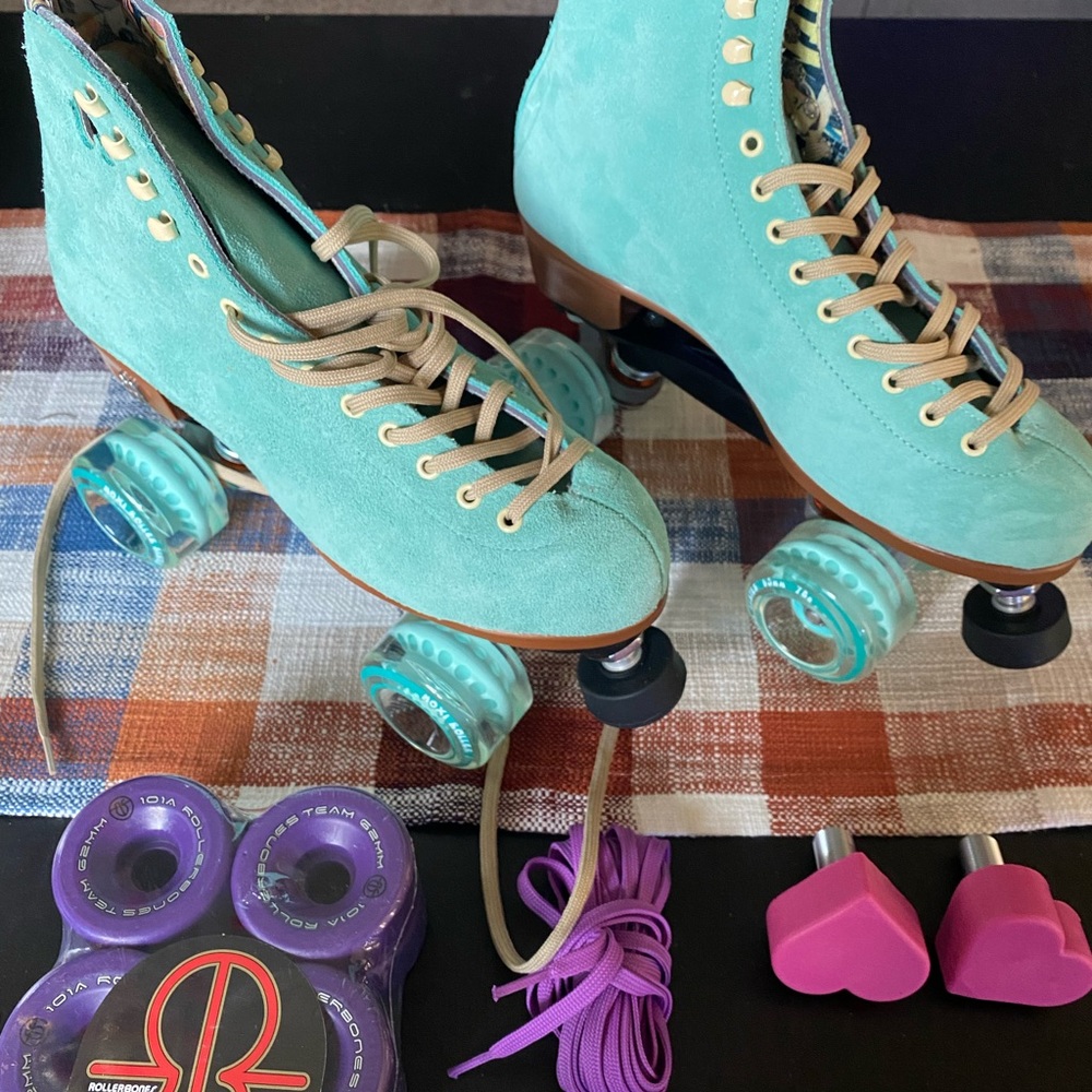Moxi Lolly roller skates in Floss size 9 - w/ Rollerbones wheels & accessories